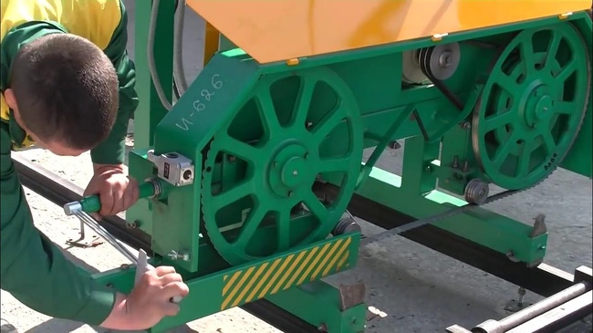 Натяжение пильного полотна на лентосной пиле